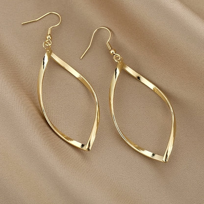 Elegant Hollow Twisted Dangle Earrings – Simple Gold Plated Jewelry for Women