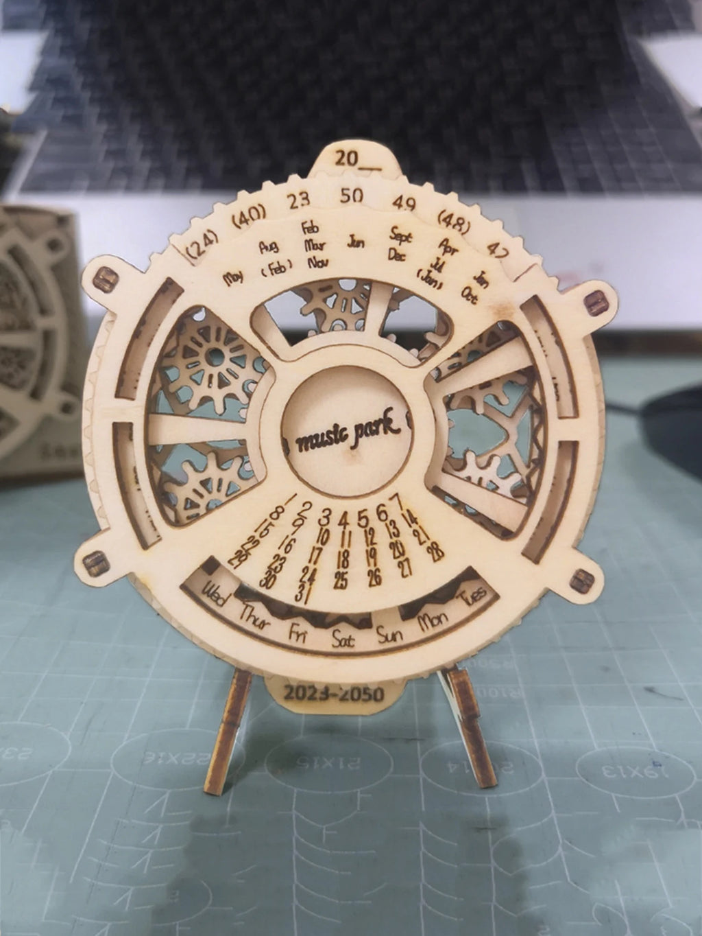 3D Wooden Puzzle Perpetual Calendar – Mechanical Gear Brain Teaser