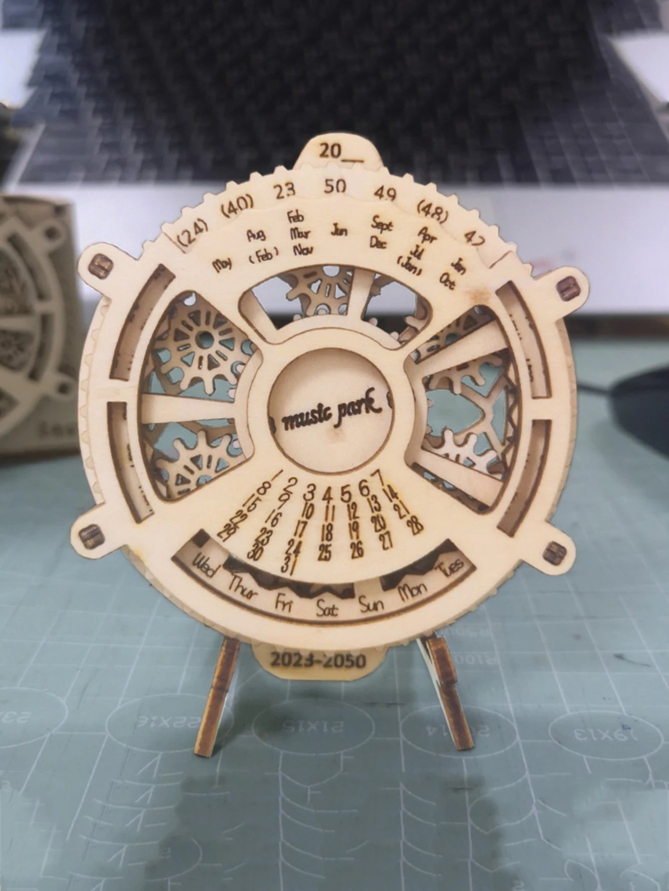 3D Wooden Puzzle Perpetual Calendar – Mechanical Gear Brain Teaser