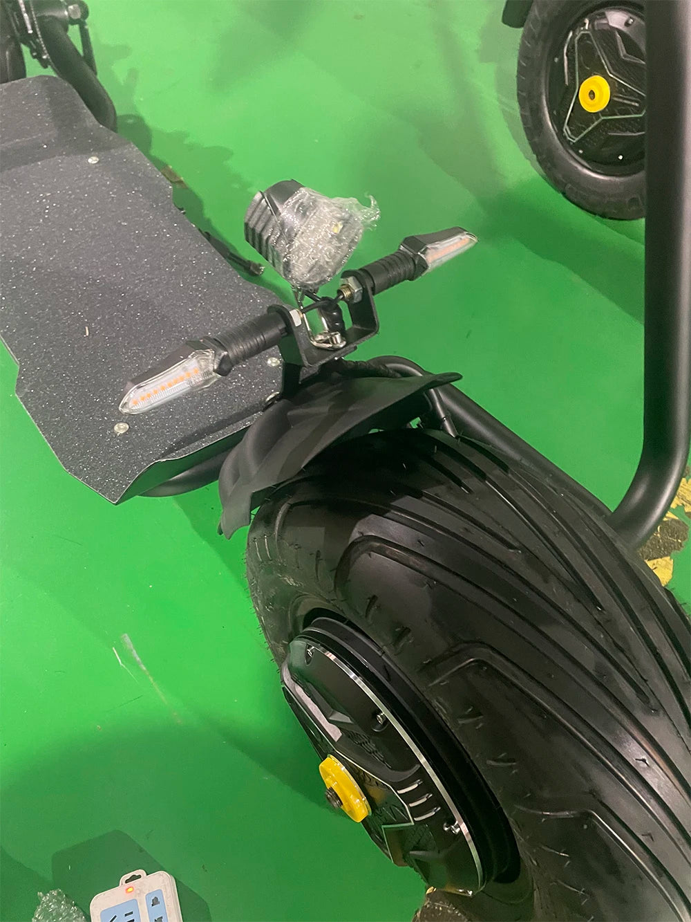 Qiaozhi Newest Design Big Two Wheels Fat Tyre Citycoco 1500W Max Disc Brake Electric Scooters Steel Frame