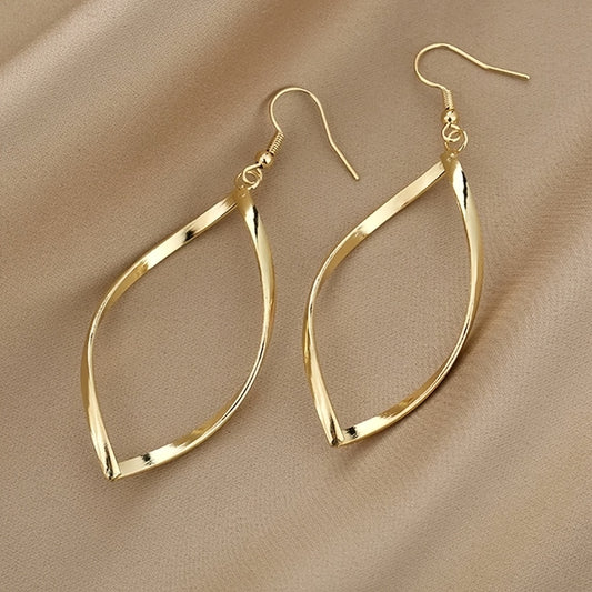 Elegant Hollow Twisted Dangle Earrings – Simple Gold Plated Jewelry for Women